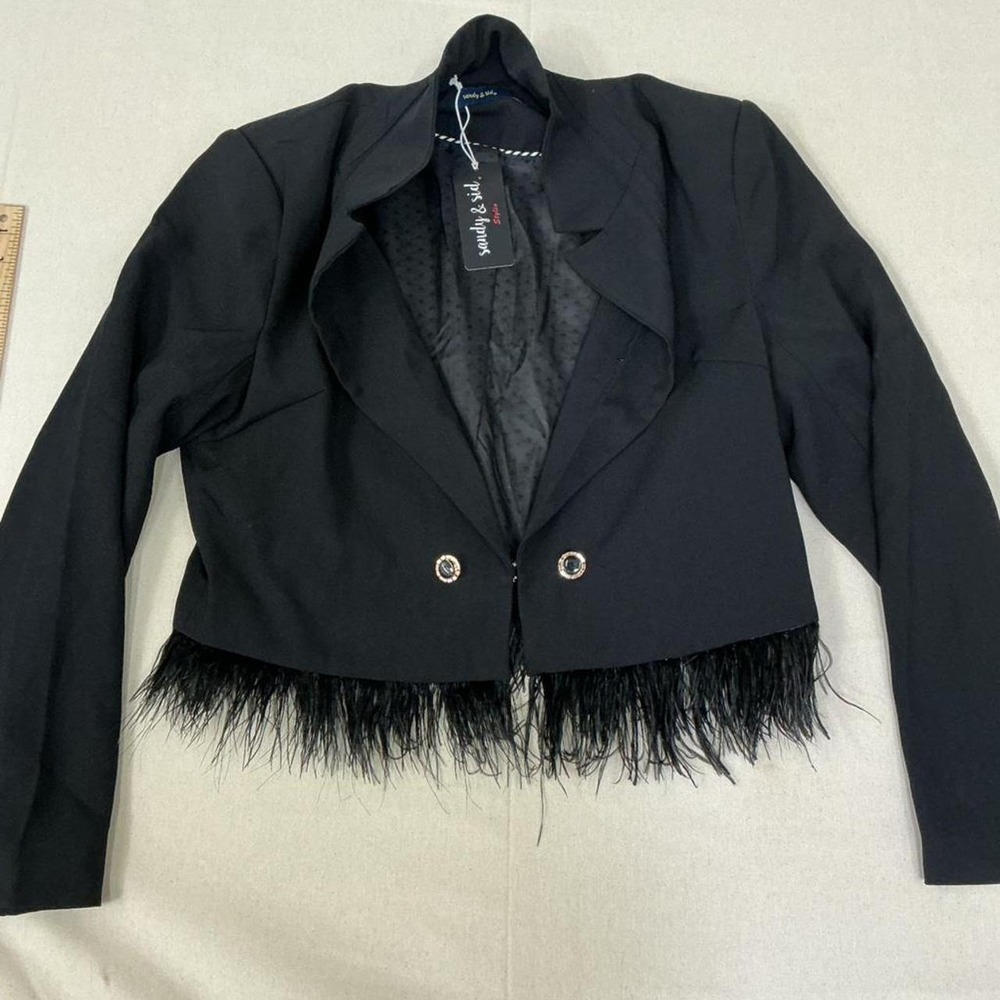 Chic black cropped blazer‎